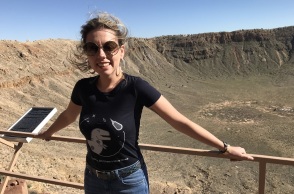 Η Χρύσα Αβδελλίδου μπροστά από τον μεγάλο κρατήρα Barringer στην Αριζόνα