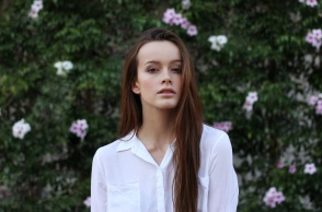 Ένα κορίτσι κοιτάζει την κάμερα.