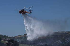 Μεγάλη φωτιά στο Λασίθι - Στη μάχη και εναέρια μέσα
