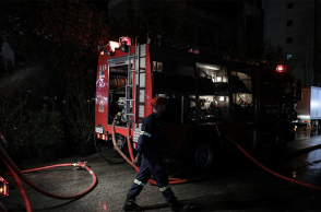 ΠυροσβέστηςΠυροσβεστικό όχημα και πυροσβέστης