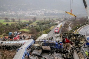 Συντρίμμια στα Τέμπη μετά το πολύνεκρο σιδηροδρομικό δυστύχημα