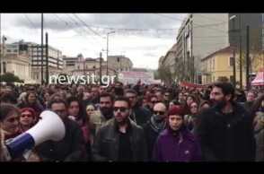 Στους δρόμους μαθητές και εκπαιδευτικοί