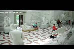 Possagno (Treviso): ecco il video del turista austriaco che si siede sulla statua del Canova.