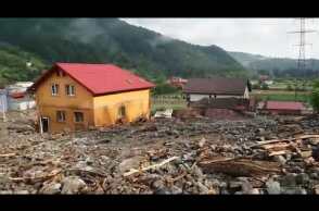 Prăpăd la Rucăr: Gospodării sub ape, persoane evacuate, drum blocat și o femeie grav rănită