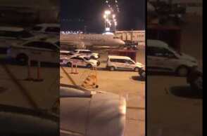 AMERICAN AIR FLIGHT EVACUATED AT MIAMI - BOMB THREAT (FOOTAGE)