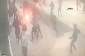 İstiklal Caddesi'nde büyük kavga: Bir Yunan taraftar bacağından bıçaklandı