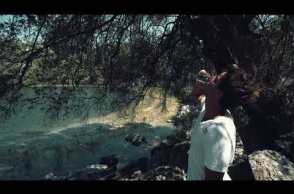 O Νικόλας Πλυτάς «σχηματίζει» το σήμα της ειρήνης στο νερό