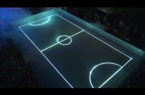 Το Σύνταγμα μετατρέπεται σε γήπεδο με …ακτίνες λέιζερ – Ένας αγώνας έκπληξη από τον ΟΠΑΠ