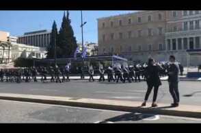 Με το «Μακεδονία Ξακουστή» έφτασε η μπάντα του Πολεμικού Ναυτικού στο Σύνταγμα