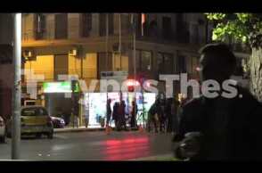 Αντιεξουσιαστές κατέβασαν Ελληνική σημαία στη Θεσσαλονίκη