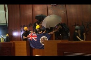 Hong Kong protesters seize parliament chamber (2) | AFP