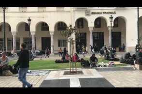 Πρόσφυγες και μετανάστες έξω απο το ΑΤ