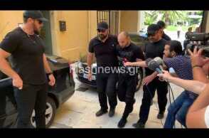 Ο 27χρονος δολοφόνος Suzanne Eaton οδηγείται στον ανακριτή