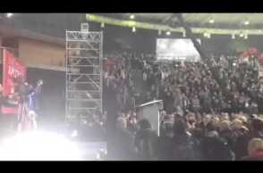 Με μουσική του ΠΑΣΟΚ ανέβηκε στο βημα ο Αλ. Τσίπρας