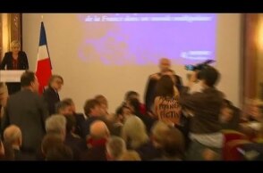 Violente expulsion d'une Femen qui interrompt une conférence de Marine Le Pen