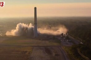 Raw: 70-Year-Old Michigan Smokestack Comes Down