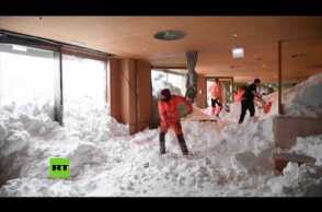 Una avalancha de nieve sacude a un hotel suizo
