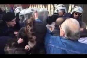 Δείτε τη στιγμή της έντασης με τις καθαρίστριες έξω από το Μέγαρο Μαξίμου