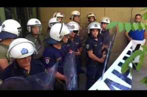 Μεταλλωρύχοι δεν επιτρέπουν την είσοδο στο κτήριο του υπ. Περιβάλλοντος