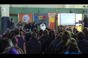 Ionas goes to schooll. Ο Ιωνάς πάει Σχολείο.