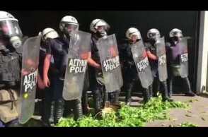 Πέταξαν και βλήτα στους αστυνομικούς