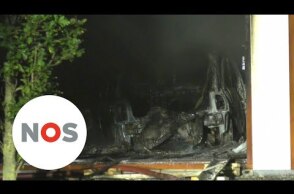 AANSLAG: Auto rijdt met gasflessen gemeentehuis Lingewaard binnen