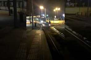 Γλυφάδα: Παρατάει το αυτοκίνητο πάνω στις γραμμές του τραμ για να πάει στο ΑΤΜ