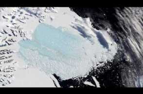 Vast iceberg splits from Antarctic ice shelf