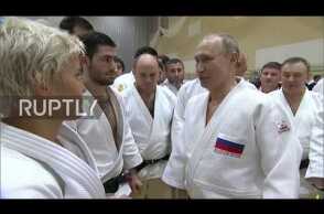 Russia: Putin injures his finger sparring judo with Olympic gold medal champ