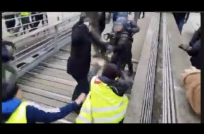 French Yellow vest boxer vs Macron Forces  (5 January 2019)