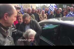 Συλλαλητήριο: Άφιξη Μίκη Θεοδωράκη στο Σύνταγμα