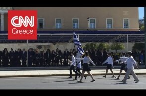 25η Μαρτίου: Η σημαιοφόρος με την μαντίλα που ξεχώρισε