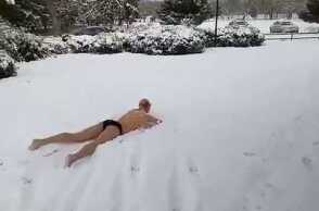 ONLARISSA.GR - Κολύμβηση στο χιόνι!