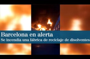 Alerta por un espectacular incendio en una fábrica de reciclaje de disolventes en Barcelona