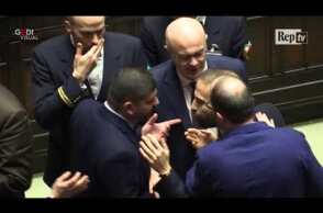 Manovra, rissa sfiorata alla Camera: Fiano, Marattin e Molteni vengono separati
