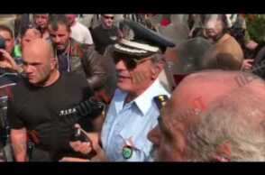 Κρέμασαν πανό στο μέγαρο Μαξίμου