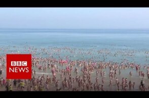 World record set for largest skinny dip - BBC News