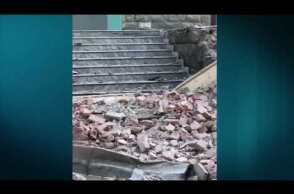 Report Tv - Shembet muri anësor te 'Gjeologjiku', dy makina bëhen shoshë