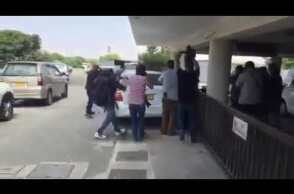 Περικύκλωσαν την Βρετανίδα σε Δικ/ριο-Με καλυμμένο το πρόσωπο η 19χρονη