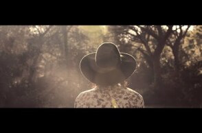 Αλεξάνδρα Κλάδη - Έρωτας στην Πράγα | Official Music Video