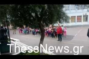 THESSNEWS: Ελληνόπουλα υποδέχθηκαν με χειροκροτήματα τα προσφυγόπουλα