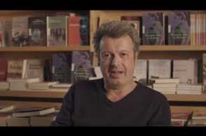 Ο Πέτρος Τατσόπουλος μας συστήνει το νέο του μυθιστόρημα «Η κυρία που λυπάται»