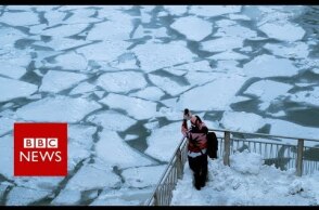 Chicago's frozen river from above - BBC News