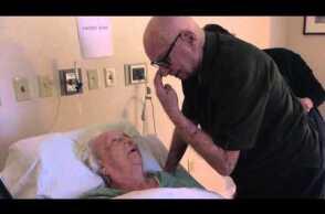 Man sings to 93 year old dying wife
