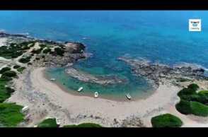 Το "δίδυμο αδερφάκι" της Βοϊδοκοιλιάς. Δεν πιάνει ποτέ κύμα. Μεσσηνία Drone