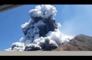 VOLCANIC ERUPTION on popular White Island, New Zealand!!!
