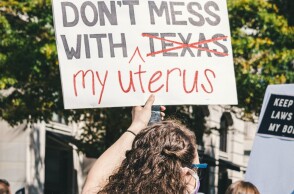 Διαμαρτυρίες για την απαγόρευση του δικαιώματος της άμβλωσης