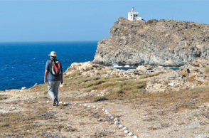Ο Κ.Ζ. στο Πάρκο των Βράχων. Στο βάθος ο φάρος του Κόρακα.