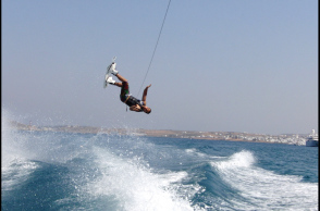 Ο Kώστας Παπαθανασίου πετάει χαμηλά