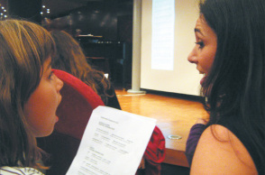 Η Κάτια Πάσχου σε απόλυτη συμφωνία με μια μικρή φίλη της όπερας